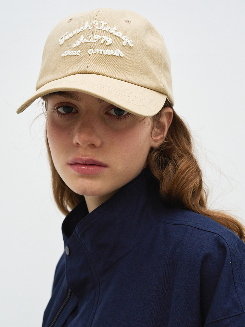 [24SS] FRENCH EMBROIDERY LOGO BALL CAP - BEIGE